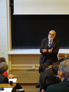 Prof. Englert answering questions after his Seminairé Poincaré talk.